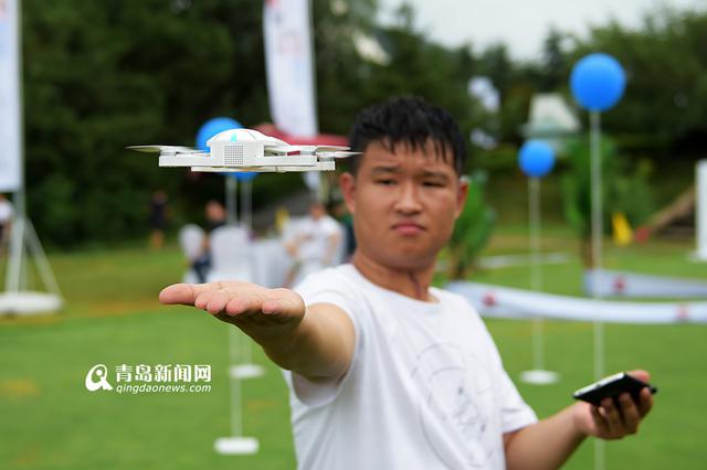 实拍口袋无人机飞行表演 可掌上起落(组图)