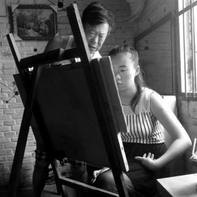 男子拒送女上学自己教 20岁女儿做不完初中试卷