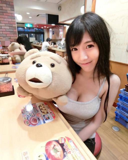 泰国网红“棒糖妹”私照曝光