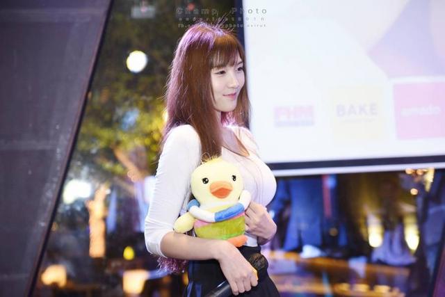 泰国网红“棒糖妹”私照曝光