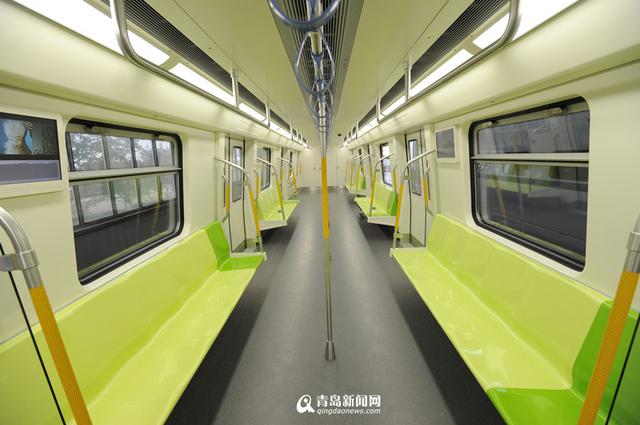 高清：京剧脸地铁你见过吗?青岛造列车交付北京