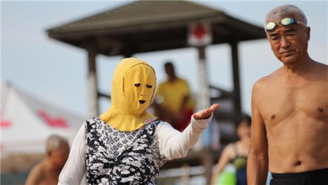 组图:脸基尼大妈pk比基尼美女 你更看好谁? 组图:脸基尼大妈pk比基尼美女 你更看好谁?