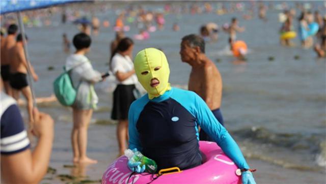 组图:脸基尼大妈pk比基尼美女 你更看好谁? 组图:脸基尼大妈pk比基尼美女 你更看好谁?