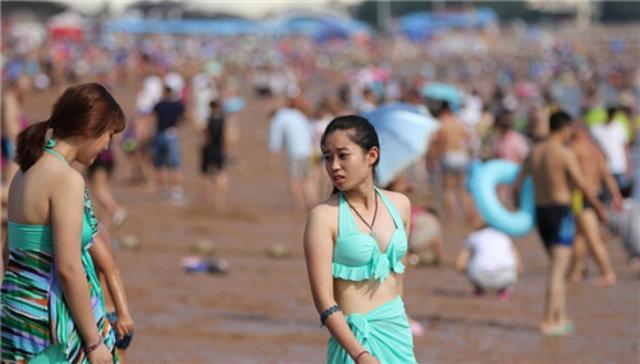 组图:脸基尼大妈pk比基尼美女 你更看好谁? 组图:脸基尼大妈pk比基尼美女 你更看好谁?