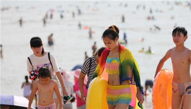 组图:脸基尼大妈pk比基尼美女 你更看好谁? 组图:脸基尼大妈pk比基尼美女 你更看好谁?