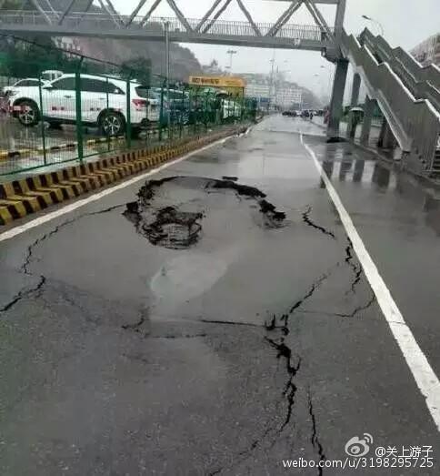 兰州张掖路街道路面塌陷 路人深陷其中