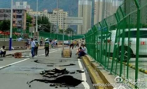 兰州张掖路街道路面塌陷 路人深陷其中