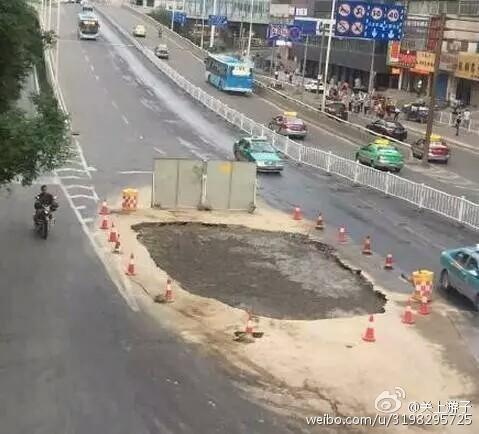 兰州张掖路街道路面塌陷 路人深陷其中