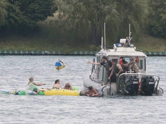 美国千人聚会玩漂流 被强风刮到加拿大遭遣返