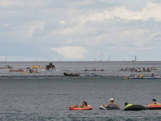 美国千人聚会玩漂流 被强风刮到加拿大遭遣返