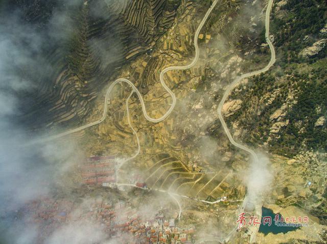高清:航拍初秋醉美崂山 北九水溪流淙淙美如画