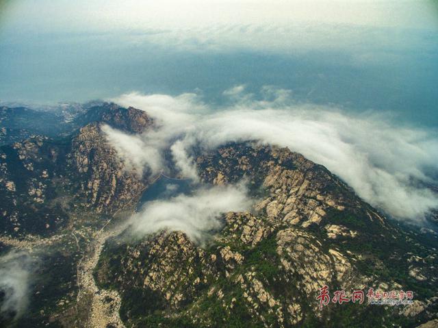 高清:航拍初秋醉美崂山 北九水溪流淙淙美如画