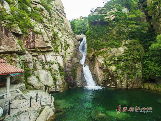 高清:航拍初秋醉美崂山 北九水溪流淙淙美如画