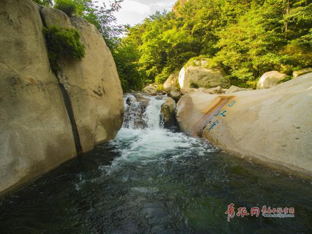 高清:航拍初秋醉美崂山 北九水溪流淙淙美如画