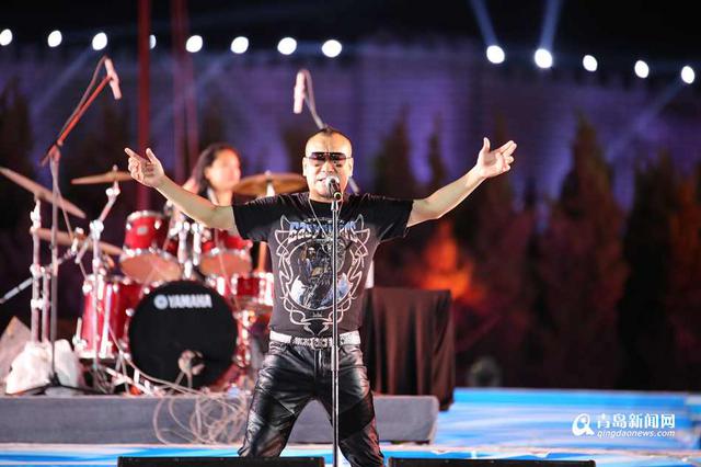 高清:啤酒配摇滚 零点乐队激情献唱点燃狂欢夜