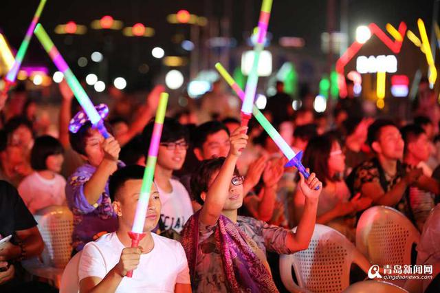 高清:啤酒配摇滚 零点乐队激情献唱点燃狂欢夜