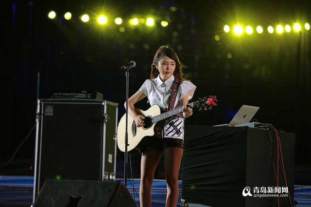 高清:啤酒配摇滚 零点乐队激情献唱点燃狂欢夜