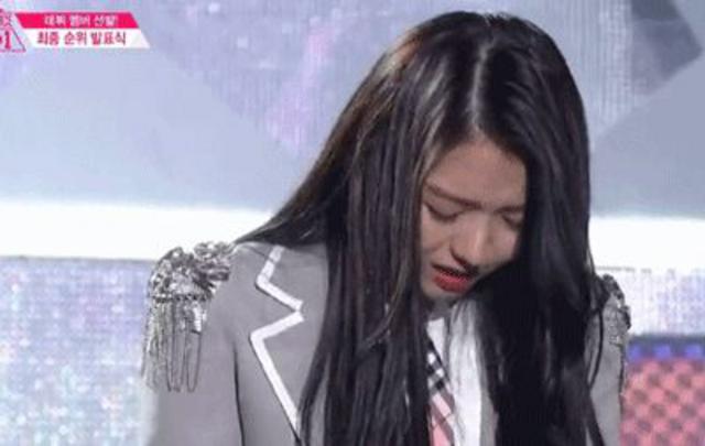 惊呆！韩女星台上激动抽泣 当场鼻子塌陷 