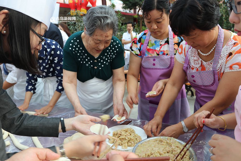 高清:五星酒店敬老院开大席 宴请百位孤寡老人