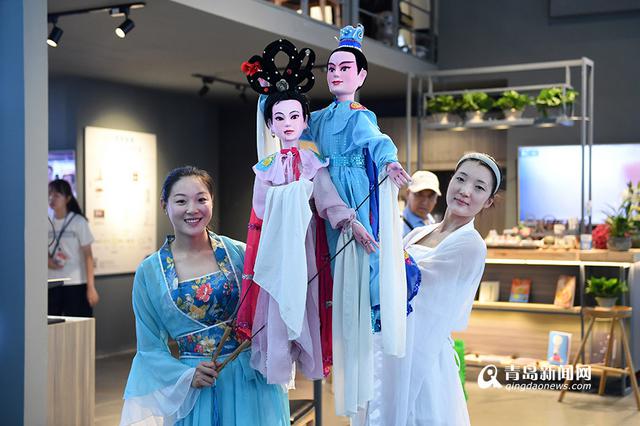 两位美女玩转莱西木偶戏 两位美女玩转莱西木偶戏