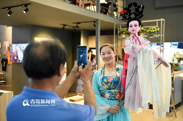两位美女玩转莱西木偶戏 两位美女玩转莱西木偶戏