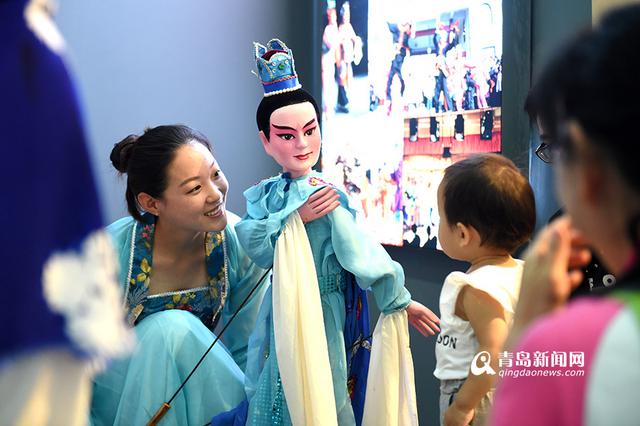 两位美女玩转莱西木偶戏 两位美女玩转莱西木偶戏