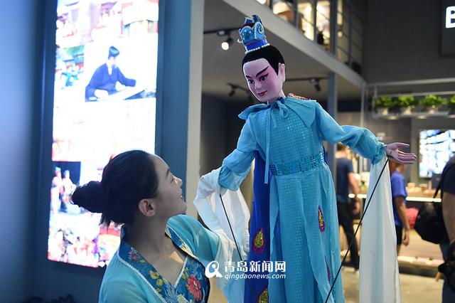 两位美女玩转莱西木偶戏 两位美女玩转莱西木偶戏