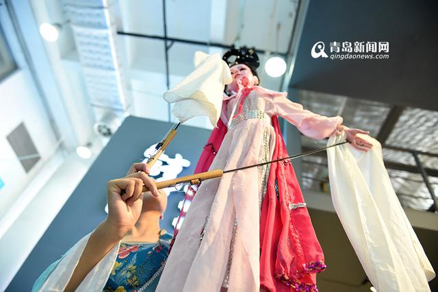 两位美女玩转莱西木偶戏 两位美女玩转莱西木偶戏