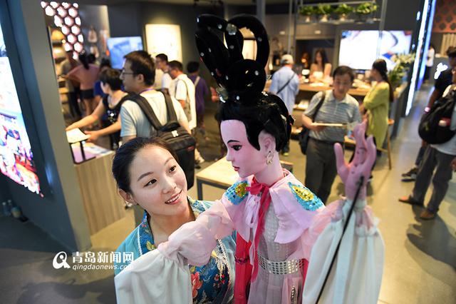 两位美女玩转莱西木偶戏 两位美女玩转莱西木偶戏