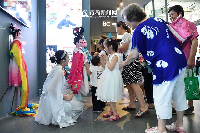 两位美女玩转莱西木偶戏 两位美女玩转莱西木偶戏