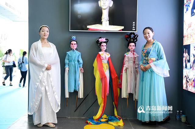 两位美女玩转莱西木偶戏 两位美女玩转莱西木偶戏