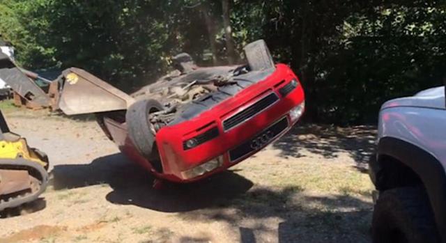 女儿车内偷约会 愤怒老爸开挖掘机砸车至报废 女儿车内偷约会 愤怒老爸开挖掘机砸车至报废