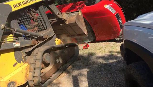 女儿车内偷约会 愤怒老爸开挖掘机砸车至报废 女儿车内偷约会 愤怒老爸开挖掘机砸车至报废