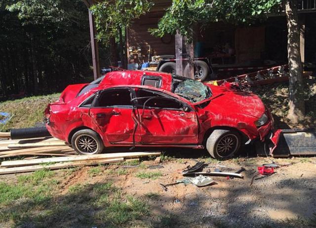 女儿车内偷约会 愤怒老爸开挖掘机砸车至报废 女儿车内偷约会 愤怒老爸开挖掘机砸车至报废