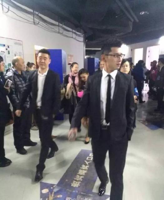 张继科搂妹子手把手教打球 网友:放开那个女孩 张继科搂妹子手把手教打球 网友:放开那个女孩