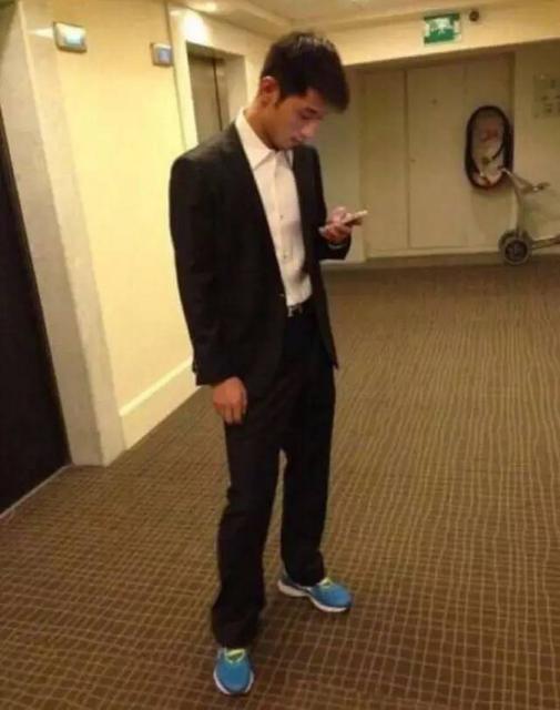 张继科搂妹子手把手教打球 网友:放开那个女孩 张继科搂妹子手把手教打球 网友:放开那个女孩