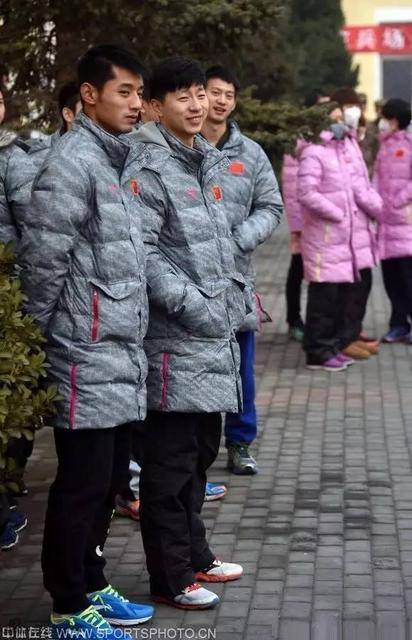 张继科搂妹子手把手教打球 网友:放开那个女孩 张继科搂妹子手把手教打球 网友:放开那个女孩