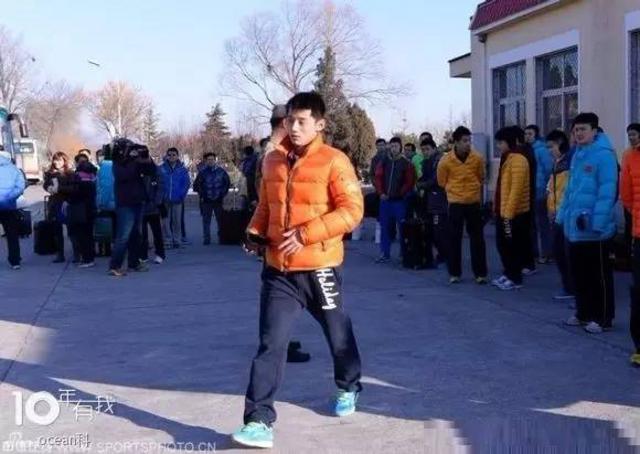 张继科搂妹子手把手教打球 网友:放开那个女孩 张继科搂妹子手把手教打球 网友:放开那个女孩