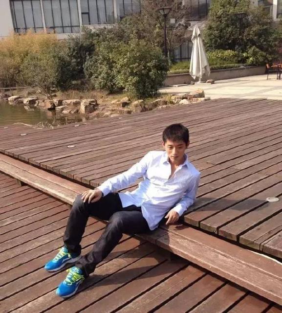 张继科搂妹子手把手教打球 网友:放开那个女孩 张继科搂妹子手把手教打球 网友:放开那个女孩