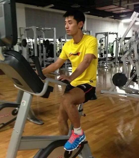 张继科搂妹子手把手教打球 网友:放开那个女孩 张继科搂妹子手把手教打球 网友:放开那个女孩