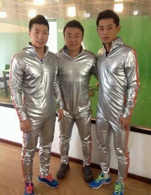 张继科搂妹子手把手教打球 网友:放开那个女孩 张继科搂妹子手把手教打球 网友:放开那个女孩