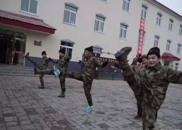 张继科搂妹子手把手教打球 网友:放开那个女孩 张继科搂妹子手把手教打球 网友:放开那个女孩