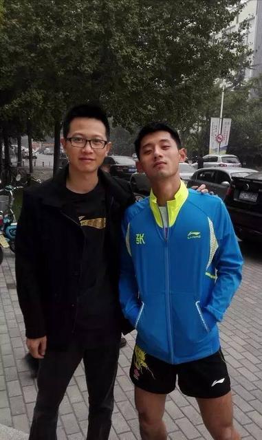 张继科搂妹子手把手教打球 网友:放开那个女孩 张继科搂妹子手把手教打球 网友:放开那个女孩