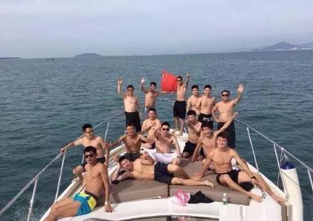 张继科搂妹子手把手教打球 网友:放开那个女孩 张继科搂妹子手把手教打球 网友:放开那个女孩