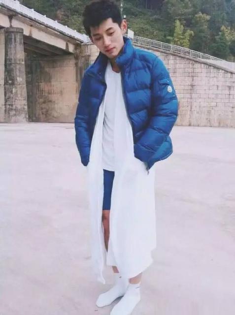 张继科搂妹子手把手教打球 网友:放开那个女孩 张继科搂妹子手把手教打球 网友:放开那个女孩