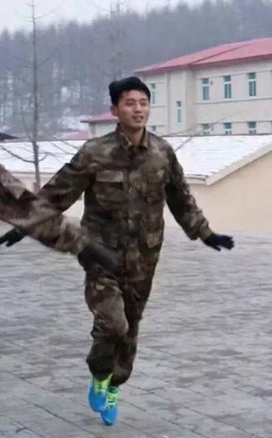 张继科搂妹子手把手教打球 网友:放开那个女孩 张继科搂妹子手把手教打球 网友:放开那个女孩