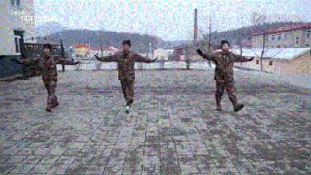 张继科搂妹子手把手教打球 网友:放开那个女孩 张继科搂妹子手把手教打球 网友:放开那个女孩