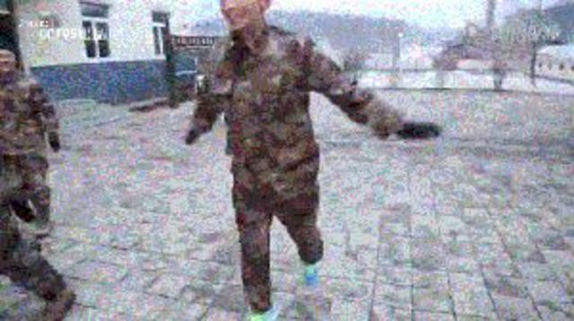 张继科搂妹子手把手教打球 网友:放开那个女孩 张继科搂妹子手把手教打球 网友:放开那个女孩