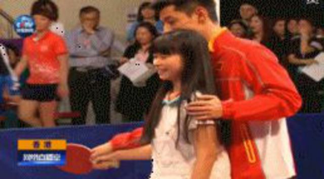 张继科搂妹子手把手教打球 网友:放开那个女孩 张继科搂妹子手把手教打球 网友:放开那个女孩