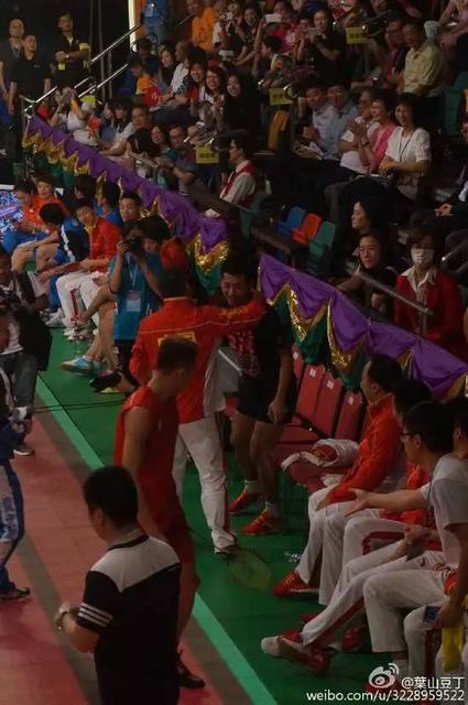 张继科搂妹子手把手教打球 网友:放开那个女孩 张继科搂妹子手把手教打球 网友:放开那个女孩